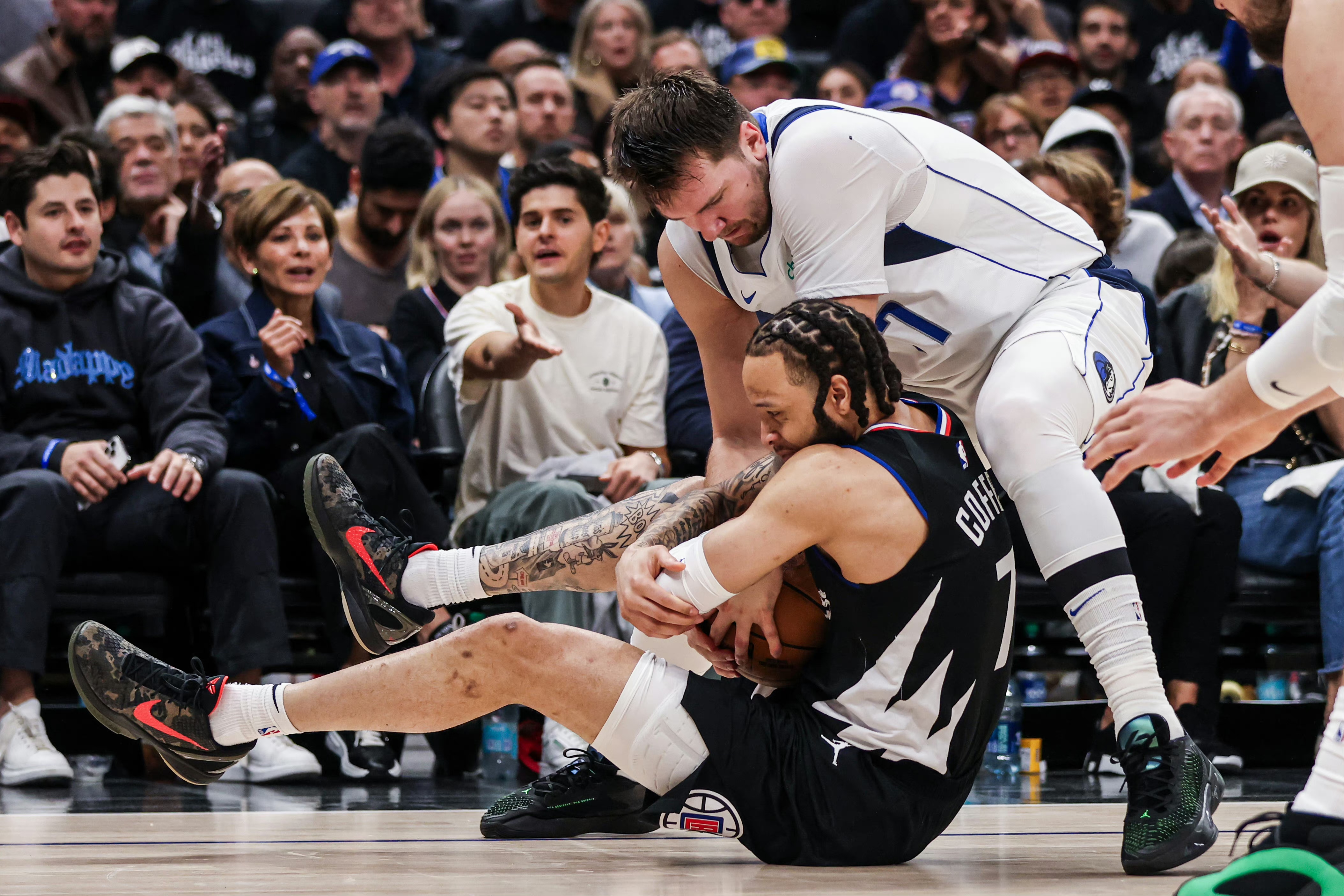 爱游戏入口-76人碾压快船，东契奇带队取胜