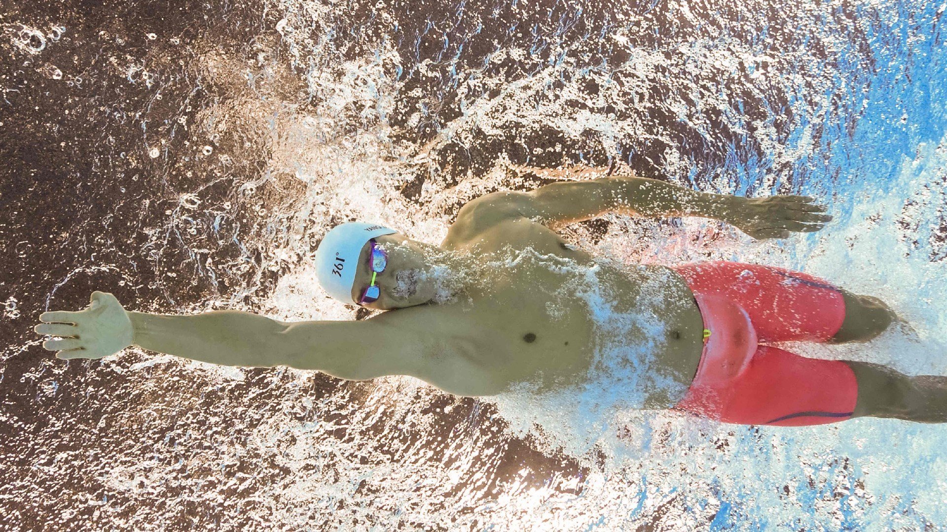 卡马文加数据全面爆炸，拜仁硬仗取胜乌拉圭，足球世界的两场不对称战争