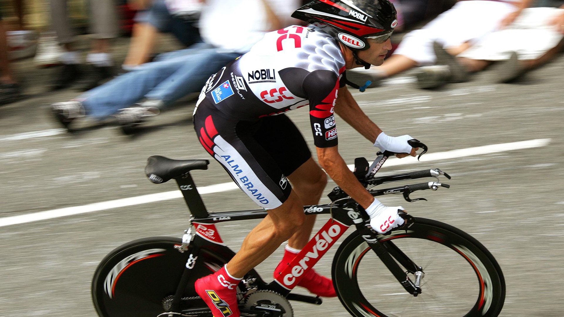 红魔铁蹄踏碎永恒之城，萨内引擎轰鸣巴林赛道—当足球与F1在同一天写下征服叙事